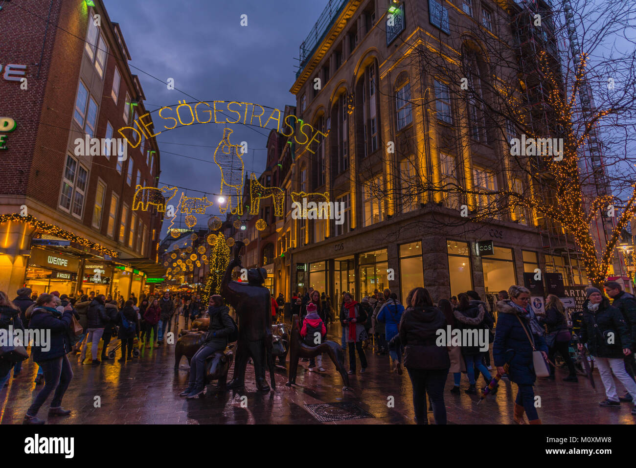 Shopping in Soegestrasse, Soege Street, nel tempo di Natale, Brema, Germania, Europa Foto Stock