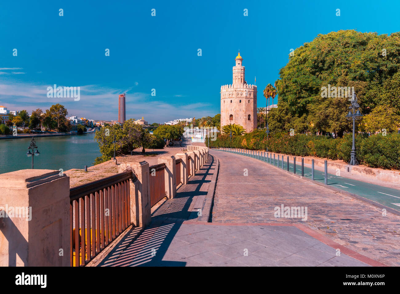 Torre del Oro nella giornata di sole a Siviglia, Spagna Foto Stock