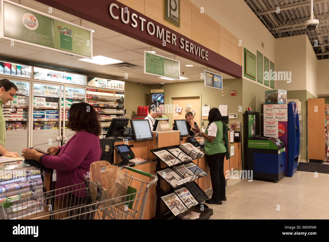 Customer service desk che gestisce i resi e reclami in un supermercato Publix in Florida, Stati Uniti d'America. Foto Stock
