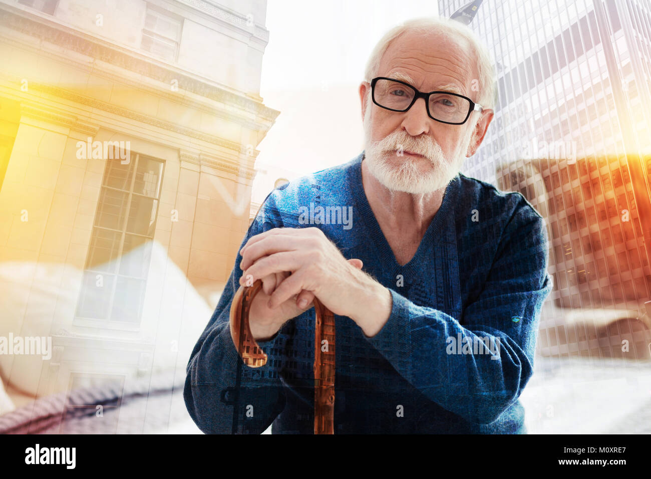 La calma di età compresa tra uomo seduto sul suo letto e guardando pensieroso Foto Stock