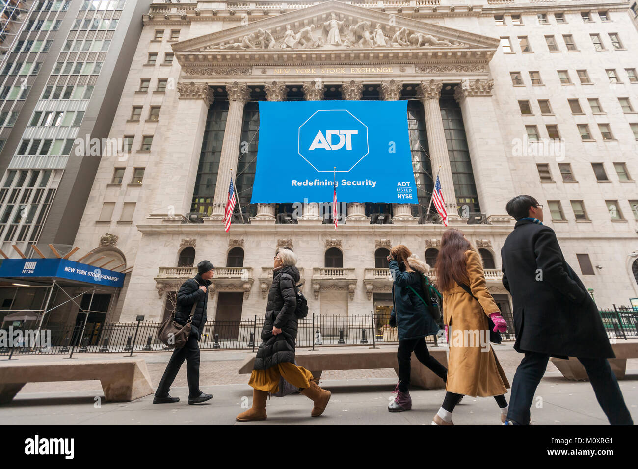 La Borsa di New York decorato per il primo giorno di negoziazione per ADT, visto il Venerdì, 19 gennaio 2018. ADT, Inc. home mercati e prodotti aziendali per la protezione ed è stato acquistato da privati-equity Apollo Global Management nel 2016 e ora sta tornando ad una società pubblica. (Â© Richard B. Levine) Foto Stock