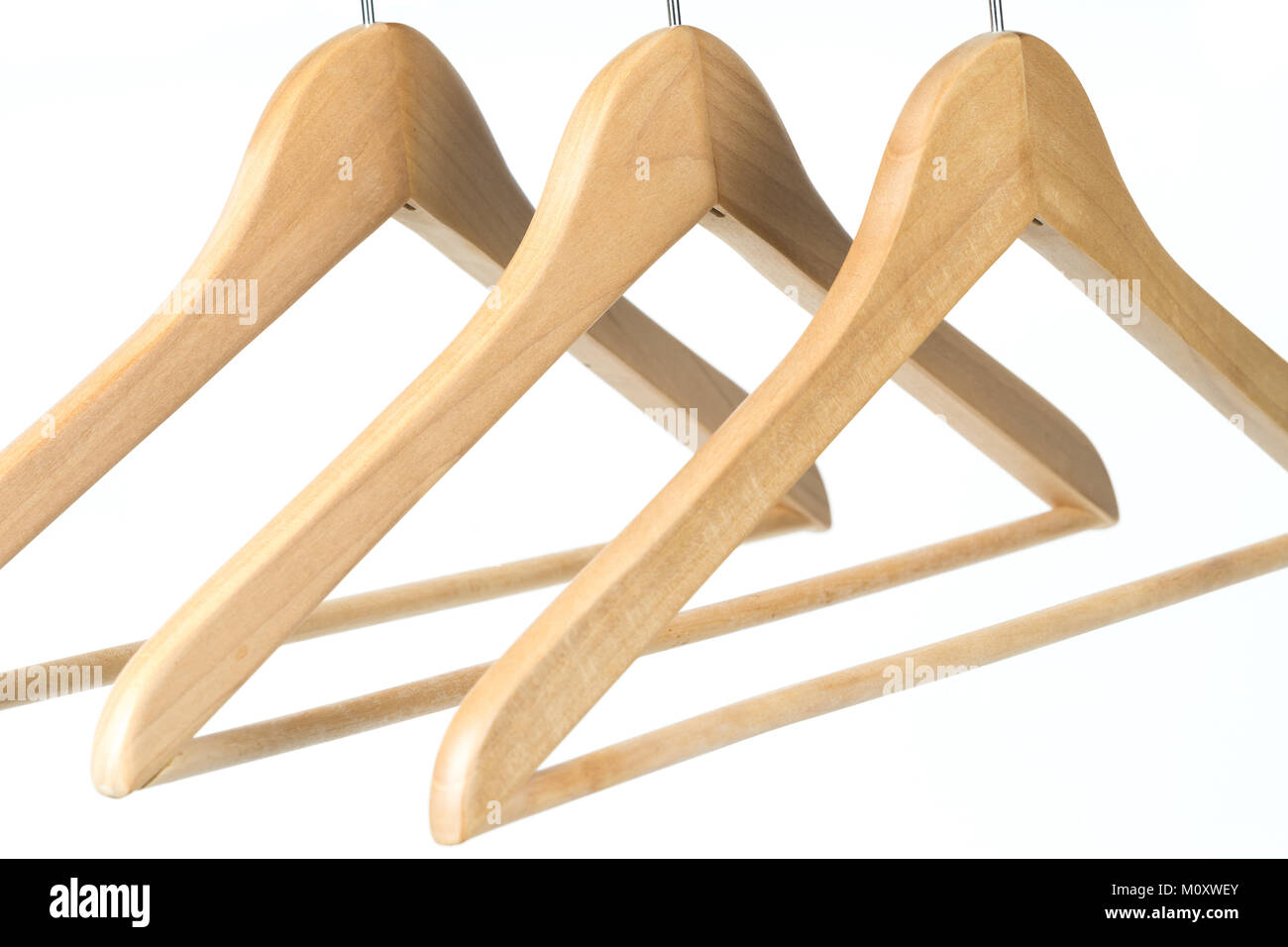 Tre di rivestimento in legno / appendiabiti su sfondo bianco Foto Stock
