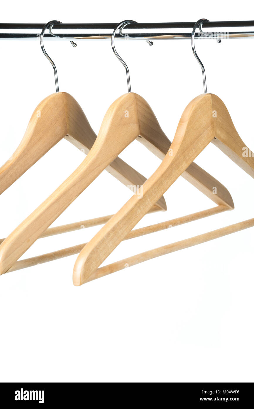 Vuoto di rivestimento in legno / appendiabiti su un bastone appendiabiti con uno sfondo bianco. Copia di potenziale spazio sottostante appendiabiti. Foto Stock