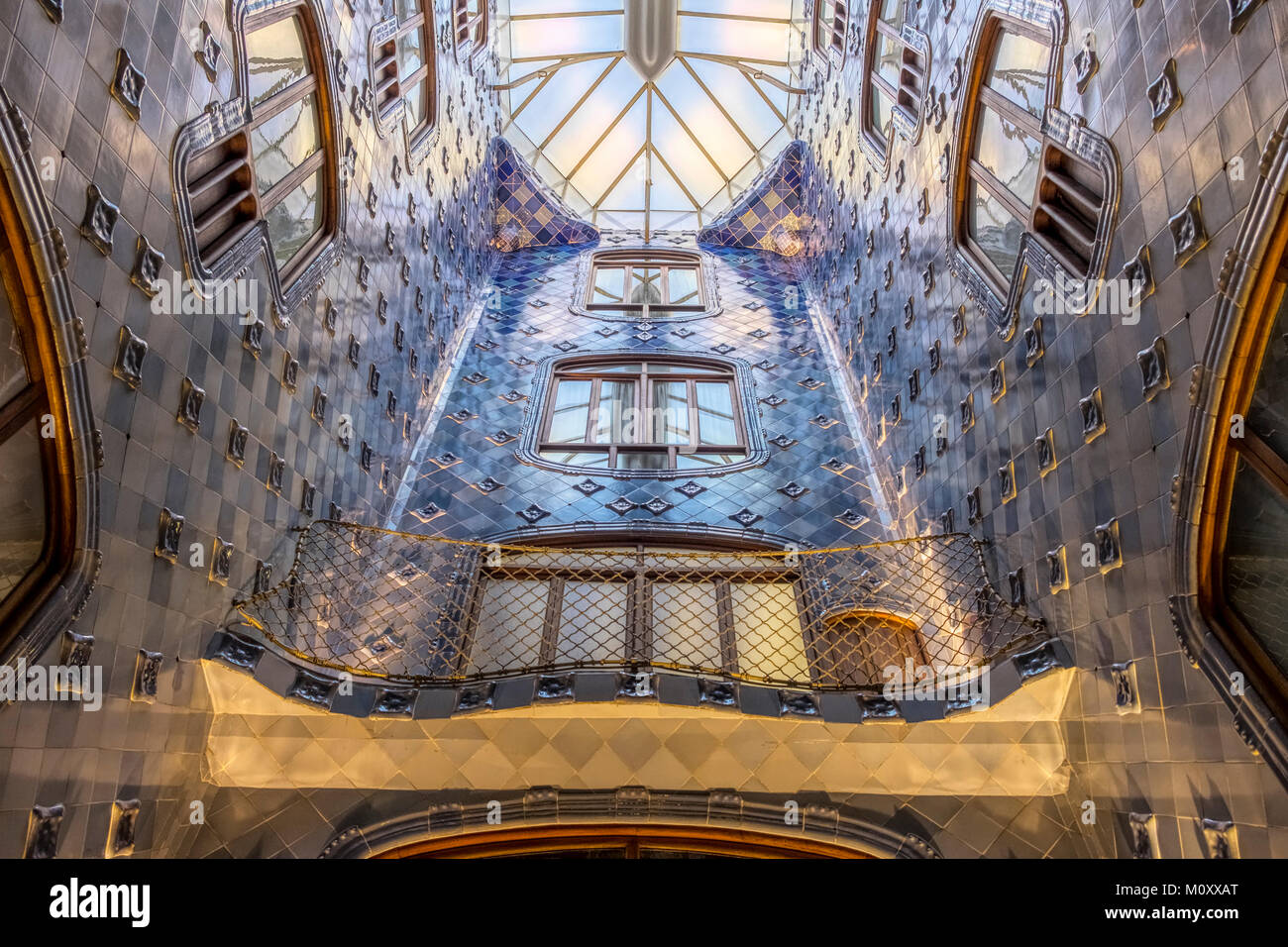 L'atrio coperto di piastrelle blu della Casa Batllo è Barcellona Foto Stock