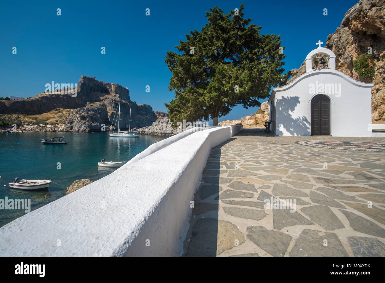 Saint Pauls Bay cappella vicino a Lindos, l' Isola di Rodi. Foto Stock