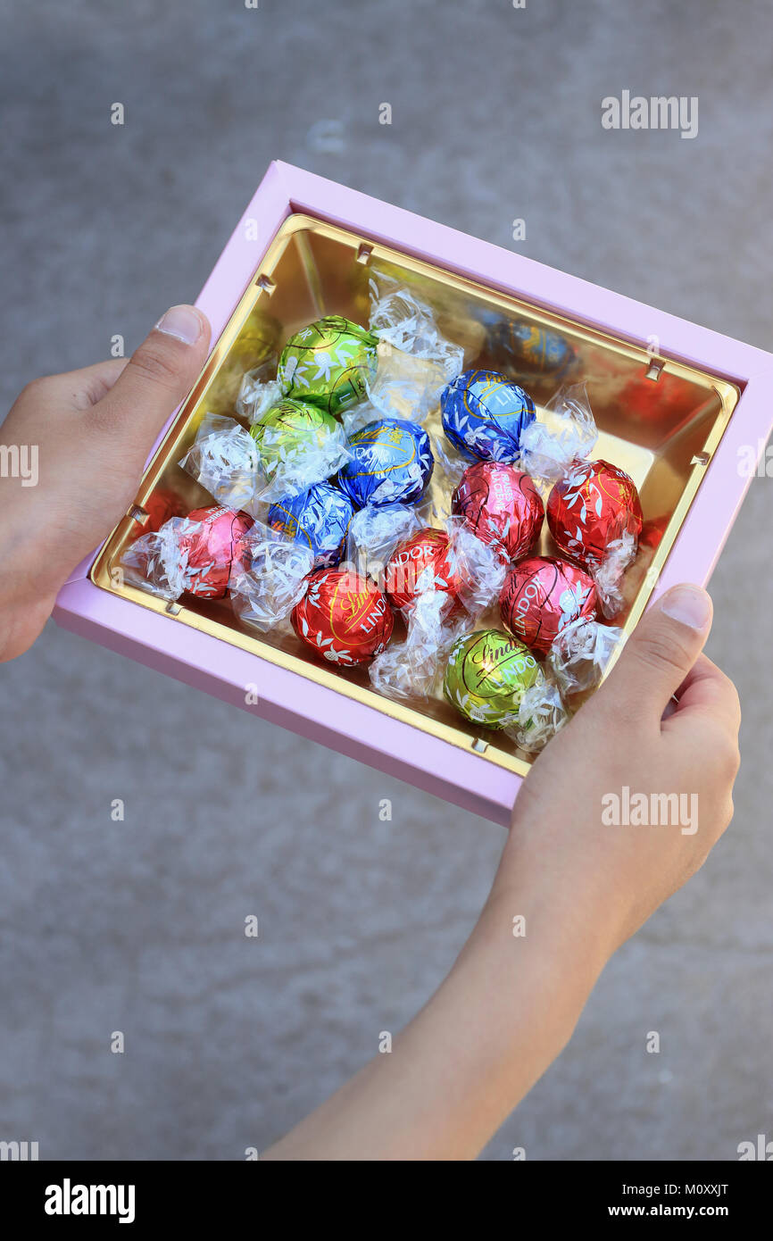 Close up assortiti di Lindt Lindor cioccolatini in colore oro box Foto Stock