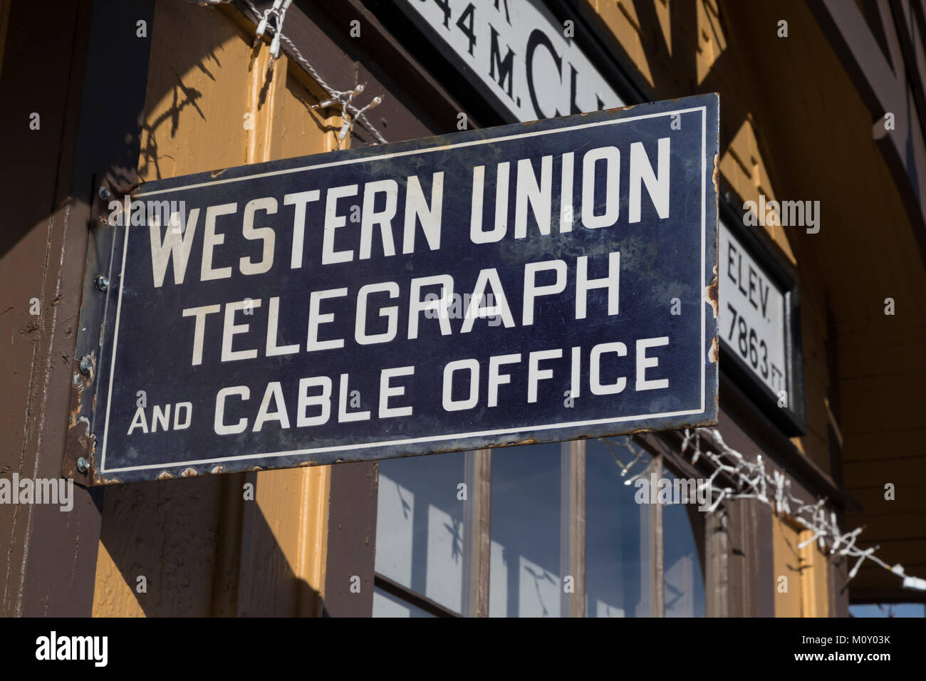Chama, New Mexico - un Western Union Telegraph segno sulla Cumbres & Toltec Scenic Railroad Station. Western Union fornito servizio telegramma da 1851 Foto Stock