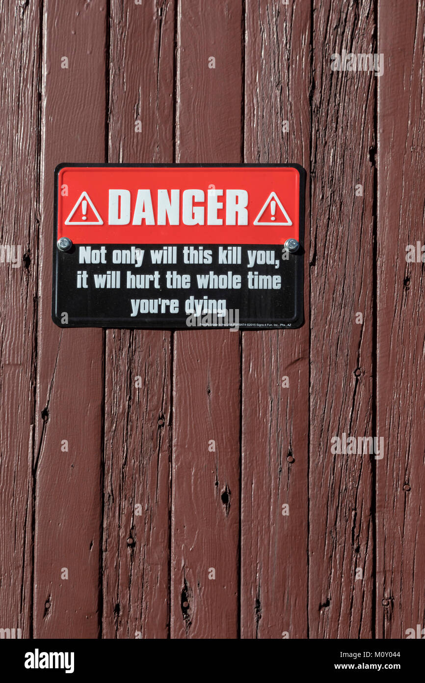 Chama, New Mexico - un segno di avvertimento per tenere fuori un railraod auto all'Cumbres & Toltec Scenic Railroad. La ferrovia a scartamento ridotto esegue il carbone-burning ste Foto Stock