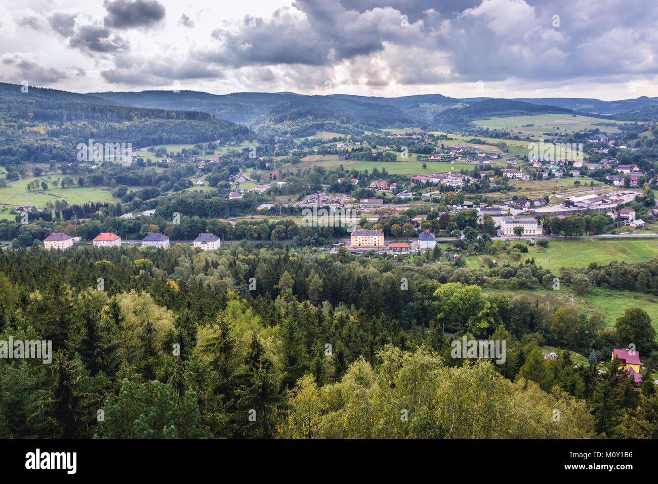 Szczytna town in Central Sudetes mountains, Bassa Slesia voivodato di Polonia - vista dal monte Szczytnik Foto Stock