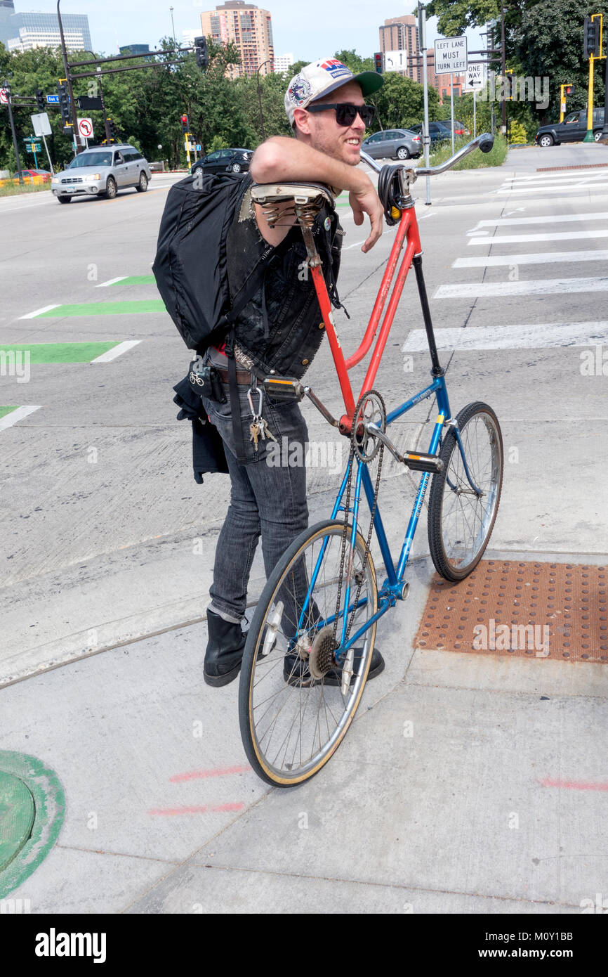 Gentile creatore di questo artistico bicicletta fantasiose spiega come ha costruito come dobbiamo attendere che il segnale cross street. Minneapolis Minnesota MN USA Foto Stock