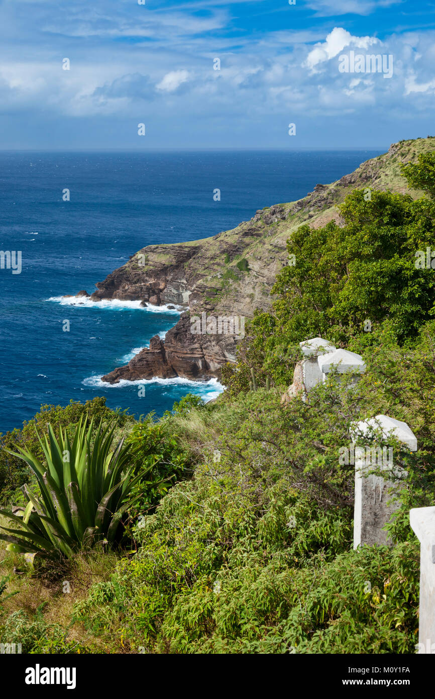 Costa rocciosa lungo la costa sud-orientale di Antigua a Shirley Heights, Antigua e Barbuda, Antille Foto Stock