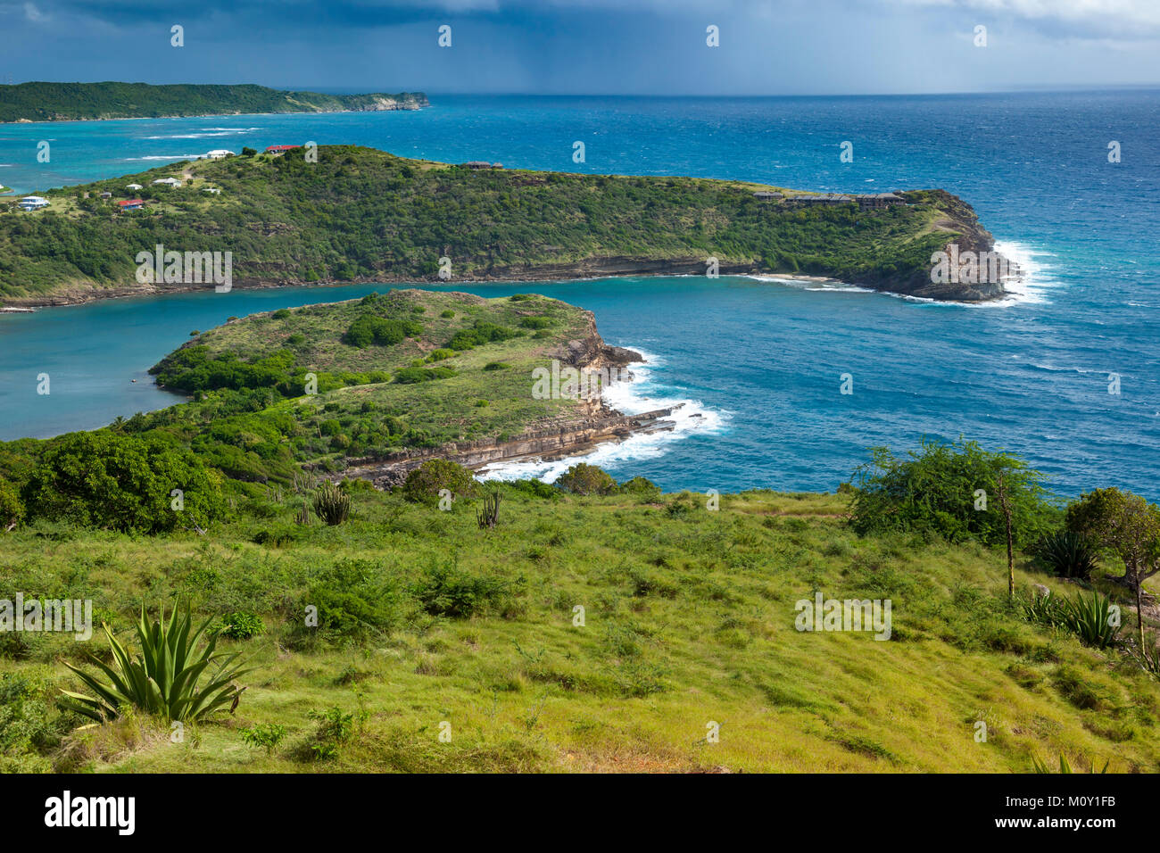 Tempesta di avvicinamento lungo la costa sud-orientale di Antigua a Shirley Heights, Antigua e Barbuda, Antille Foto Stock