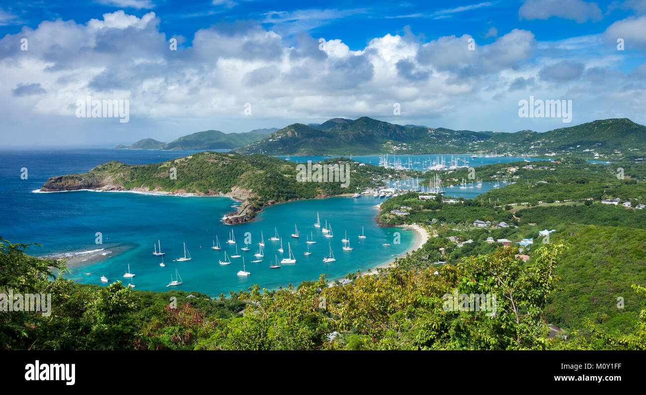 Lookout vista da Shirley Heights oltre l'Ammiraglio Nelson's darsene, Antigua, Isole Sottovento, West Indies Foto Stock