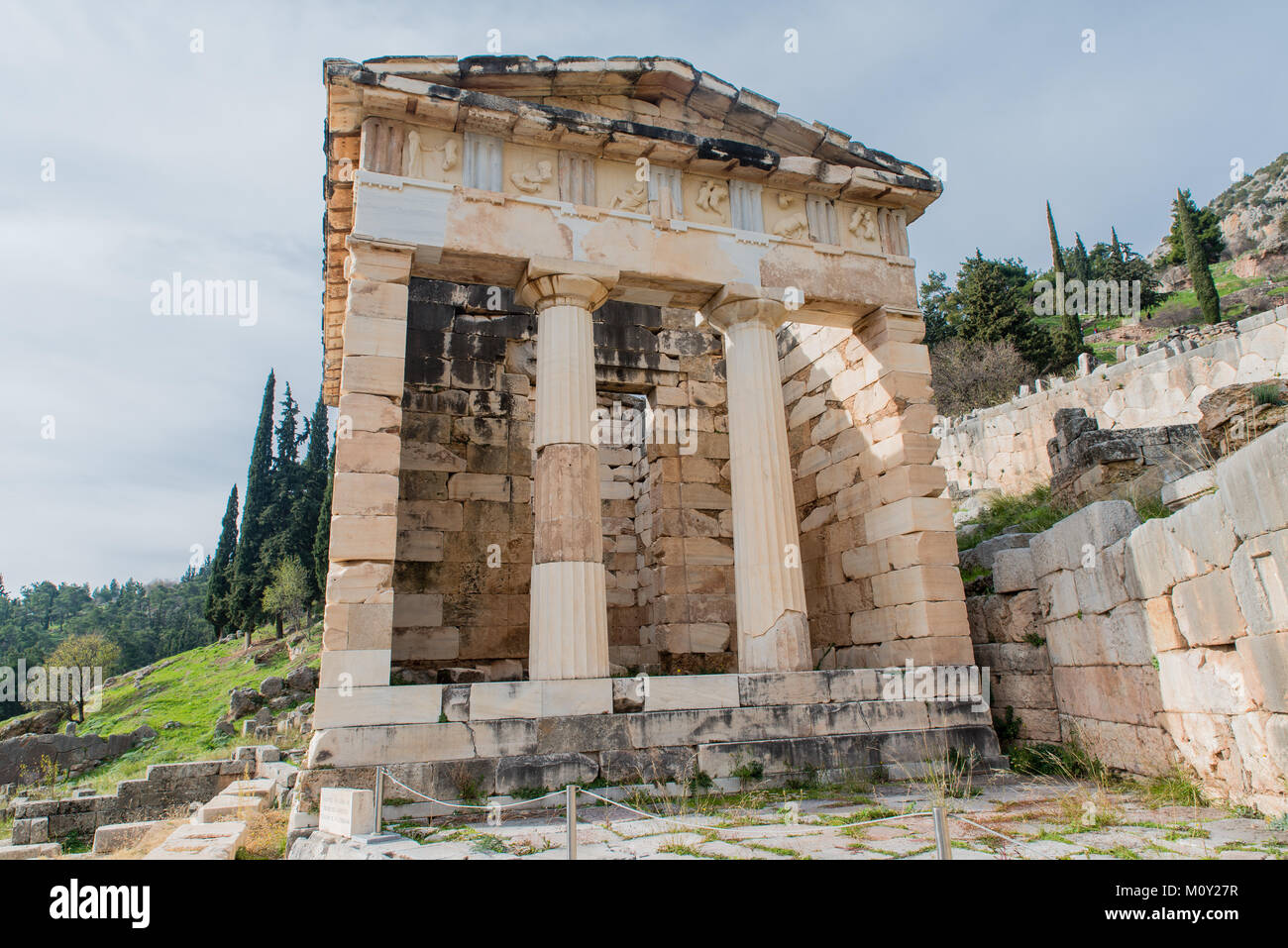 Tesoro Ateniese in Delphi, un sito archeologico in Grecia, al Monte Parnassus. Foto Stock