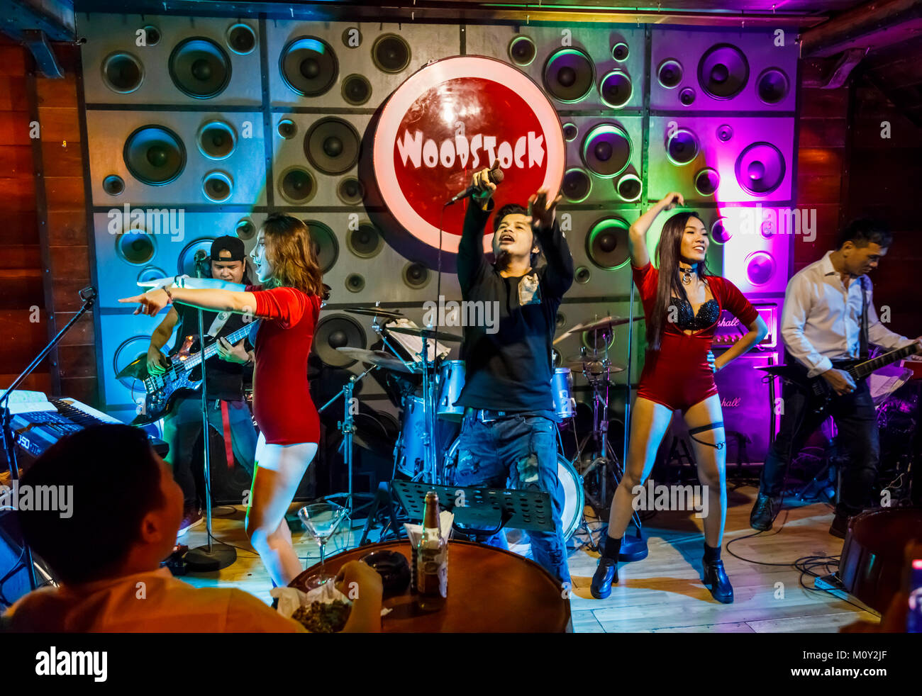 Local live rock band con ballerini esotici giocando a Woodstock, un night club nel centro di Saigon (Ho Chi Minh City), Vietnam del sud, sud-est asiatico Foto Stock