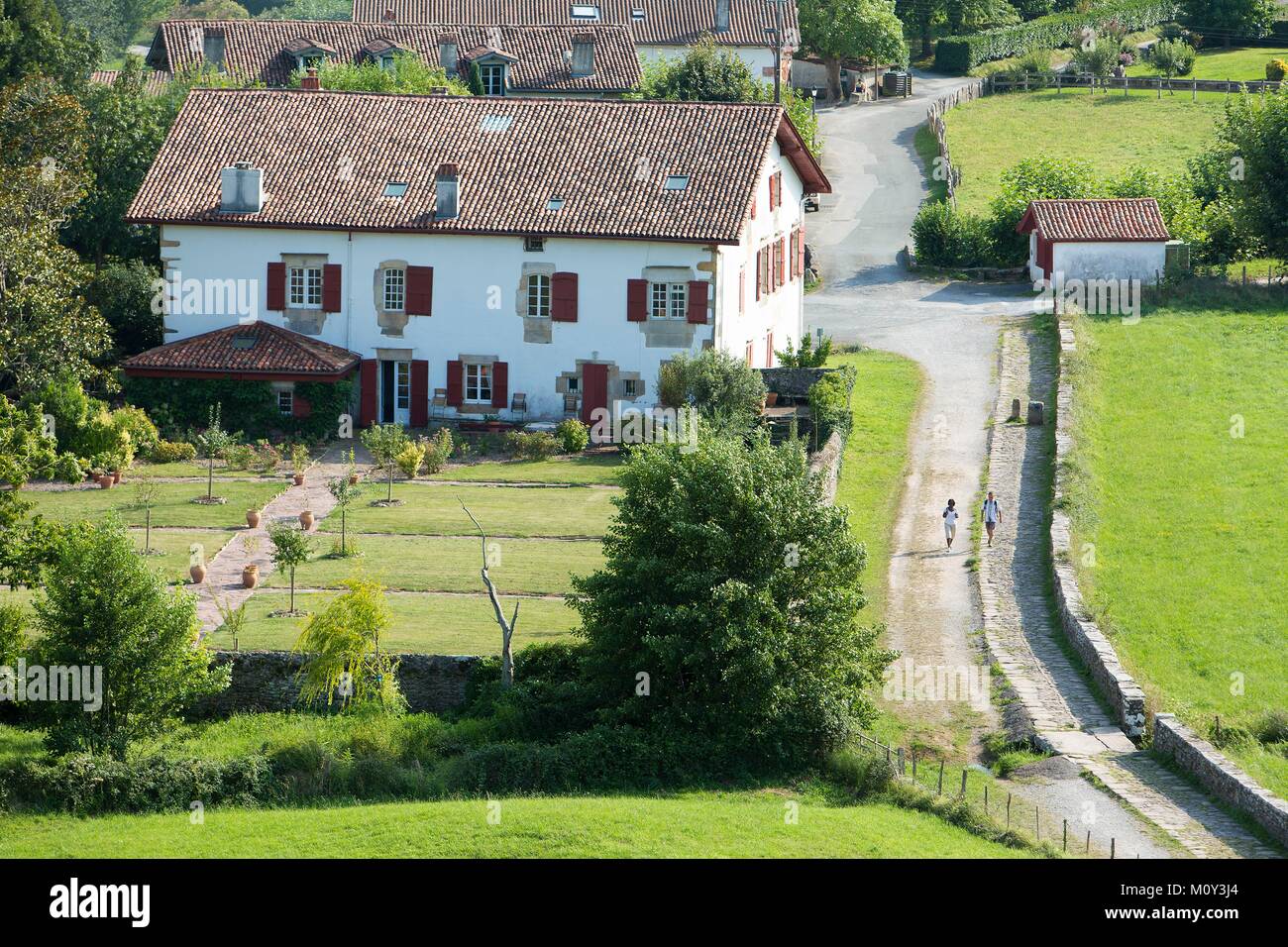 Francia,Pirenei Atlantiques,Pays Basque,Sare etichettati Les Plus Beaux Villages de France (uno dei più bei villaggi di Francia),casa tradizionale e percorso romano Foto Stock