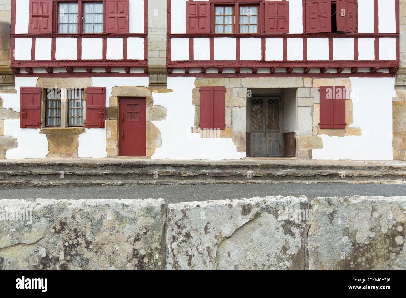 Francia,Pirenei Atlantiques,Pays Basque,Sare etichettati Les Plus Beaux Villages de France (uno dei più bei villaggi di Francia),casa tradizionale Foto Stock