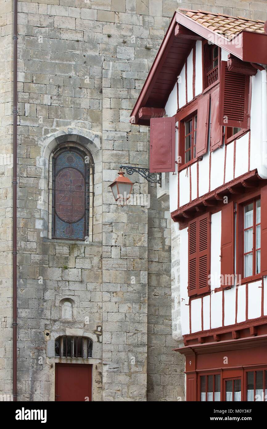 Francia,Pirenei Atlantiques,Pays Basque,Saint Jean de Luz,facciata di una casa tradizionale e del xvii secolo Saint Jean Baptiste chiesa Foto Stock