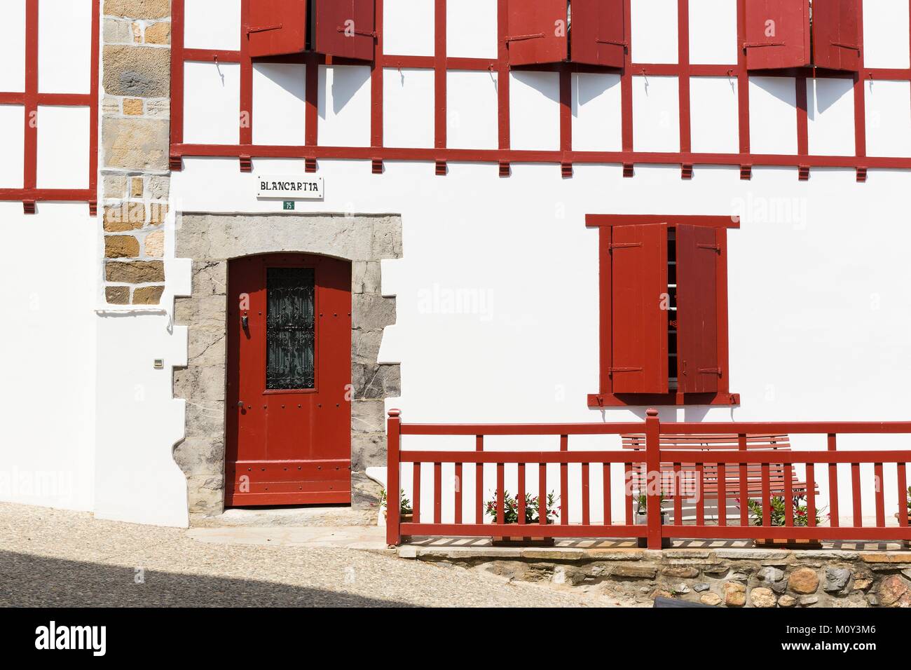 Francia,Pirenei Atlantiques,Pays Basque,Espelette,facciata di una casa tradizionale Foto Stock