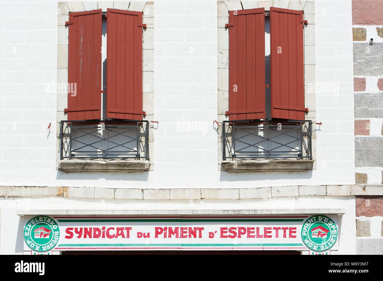 Francia,Pirenei Atlantiques,Pays Basque,Espelette,facciata di una casa tradizionale e segno di Espelette pepe sindacato Foto Stock