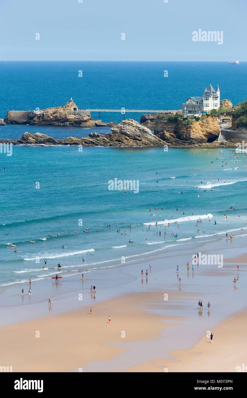 Francia,Pirenei Atlantiques,Pays Basque,Biarritz,Côte des Basques beach,Belza house,Rocher de la Vierge (Holly vergine rock) e surfboarders Foto Stock