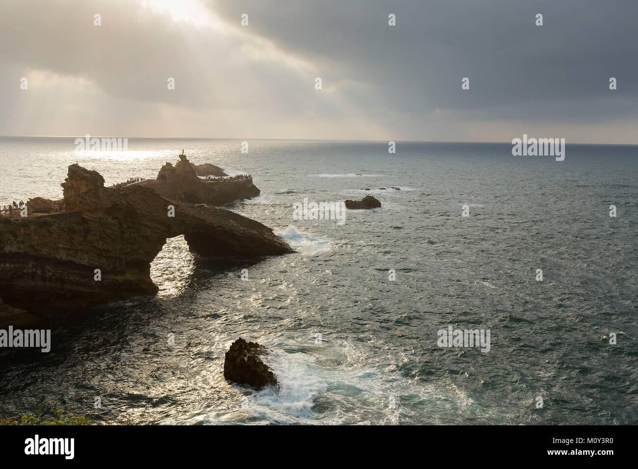 Francia,Pirenei Atlantiques,Pays Basque,Biarritz,Rocher de la Vierge (Holly vergine rock) Foto Stock