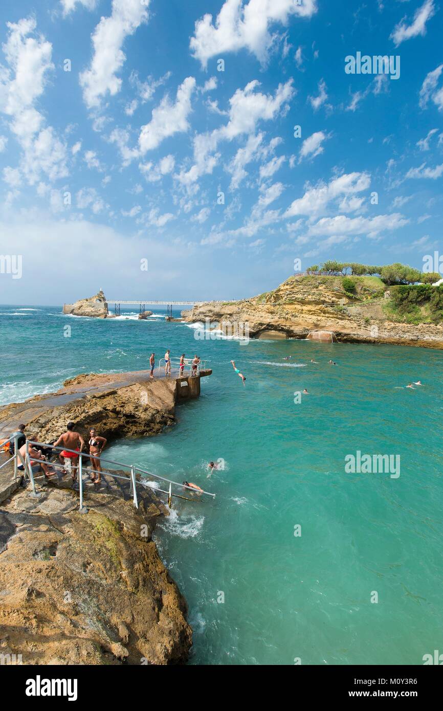 Francia,Pirenei Atlantiques,Pays Basque,Biarritz,insenatura di Port Vieux beach e Rocher de la Vierge (Holly vergine rock) in background Foto Stock