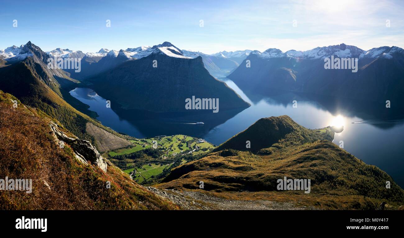 Norvegia,More og Romsdal,Orsta,Sunnmore Alpi,Urke,Hjorundfjord visto dalla vetta del Saksa (1073m) Foto Stock