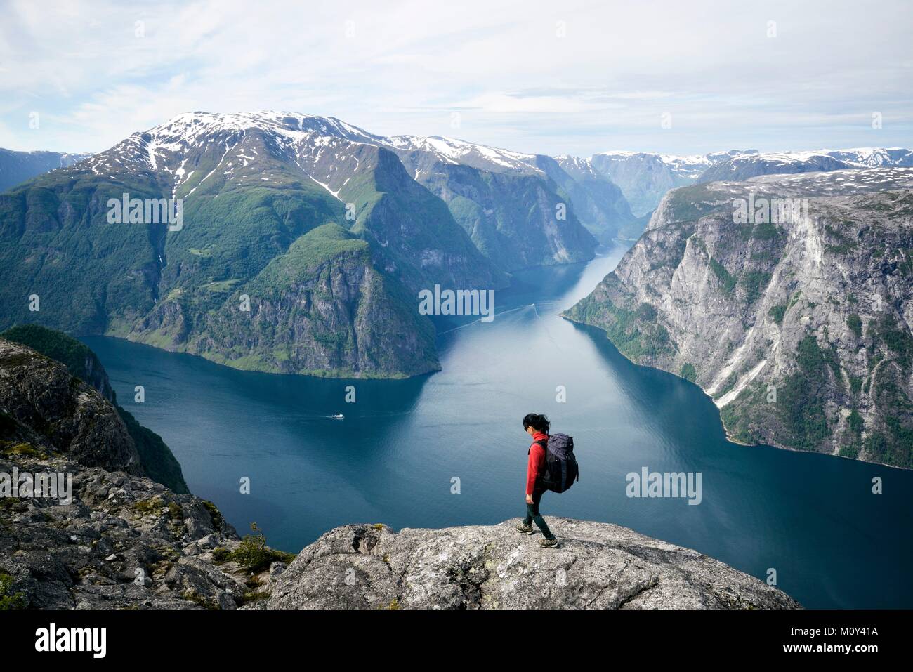 Norvegia,Sogn og Fjordane,Aurland,Sognefjord,vista dal vertice di Kalvsnesnosi sul fiordo di Aurlandsfjord e Naeroyfjord,elencati come patrimonio mondiale dall' UNESCO Foto Stock