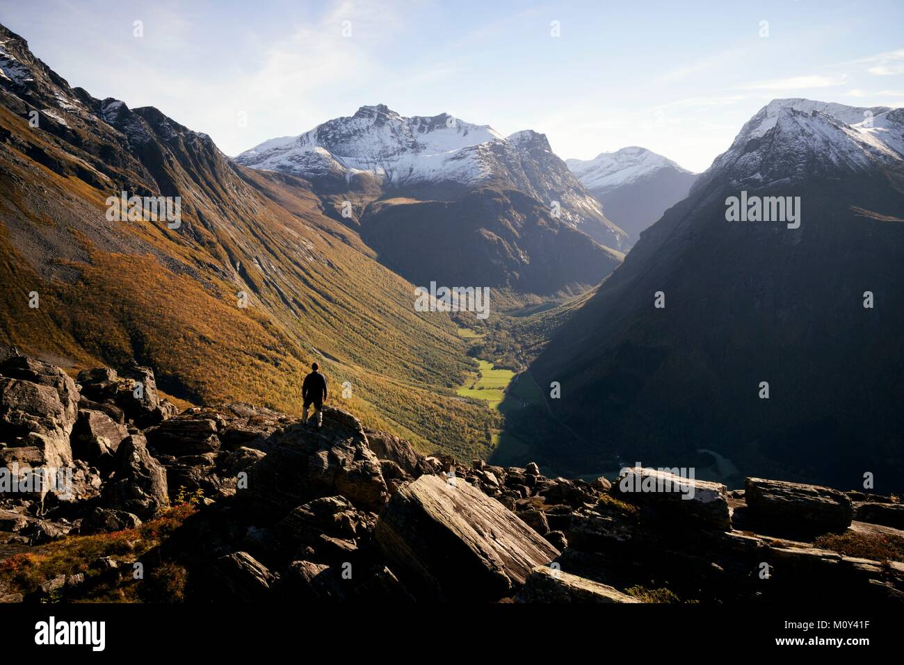 Norvegia,More og Romsdal,Orsta,Sunnmore Alpi,trek al vertice di Slogen (1564 m) che domina la Hjorundfjord Foto Stock