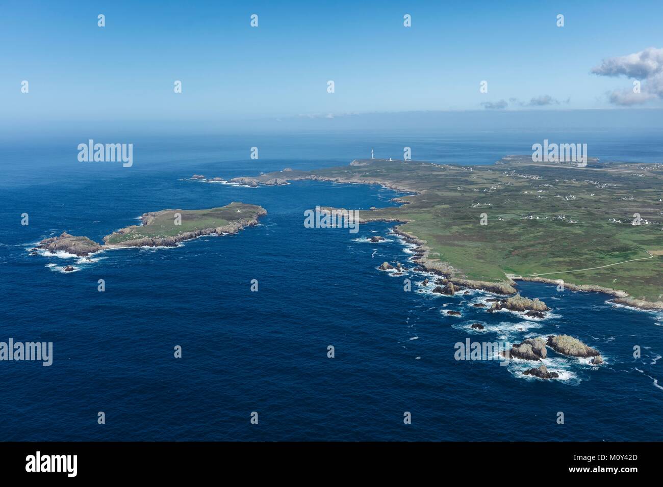 Francia,Finisterre,isola di Ouessant,la costa nord e Keller isola (vista aerea) Foto Stock