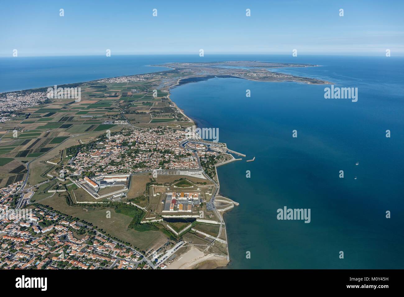 Francia,Charente Maritime,Saint Martin de Re,elencati come patrimonio mondiale dall'UNESCO, la città (vista aerea) Foto Stock