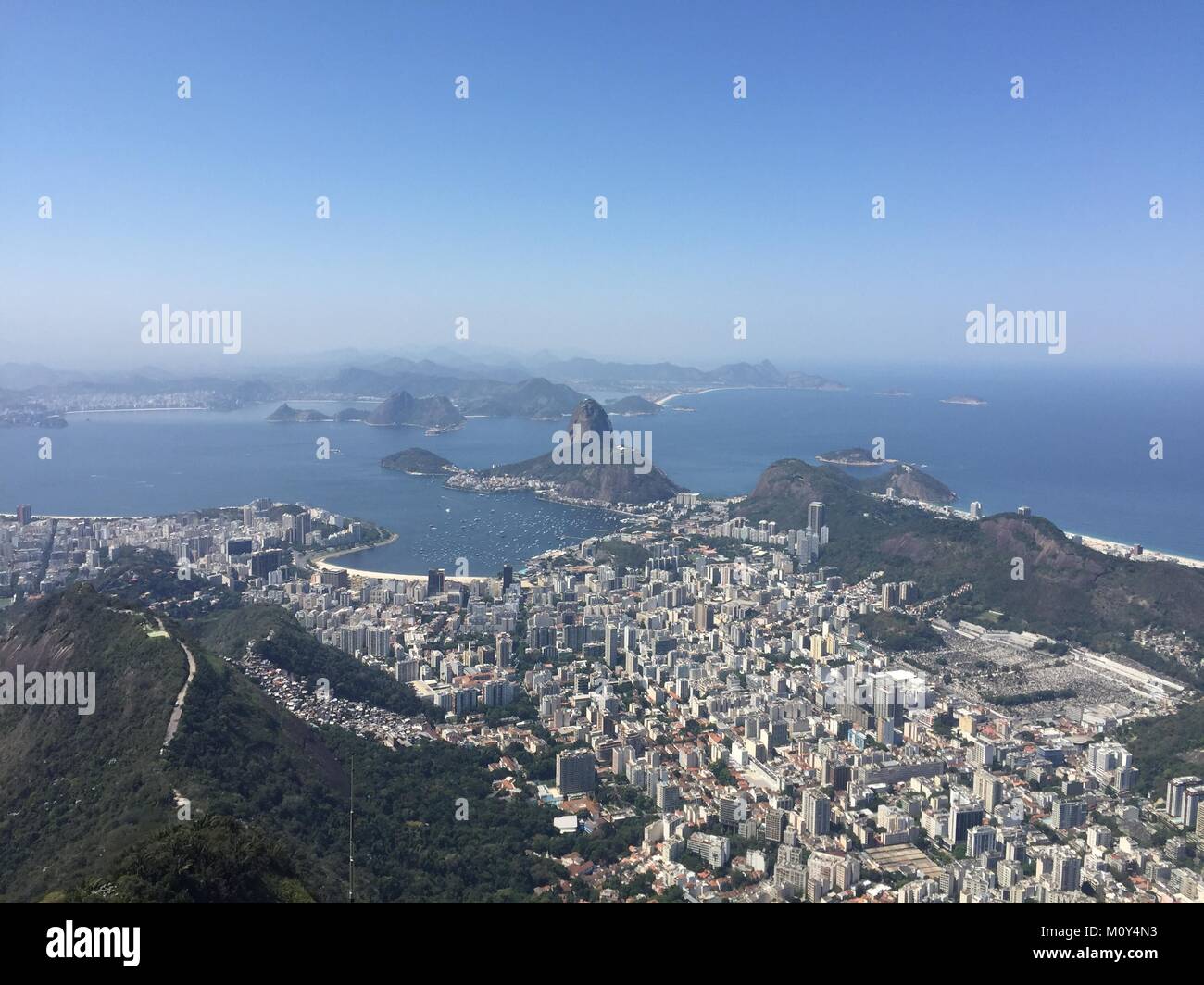 Vista sopra la città di Rio de Janeiro dal monte Corcovado nella luce di mezzogiorno il 13 settembre 2016. Foto Stock