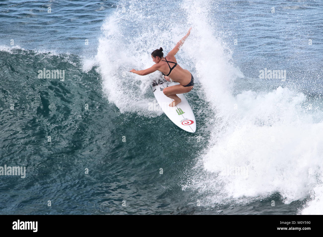 Tyler Wright preparandosi per la Maui Pro presso la Baia Honolua a Maui. Foto Stock