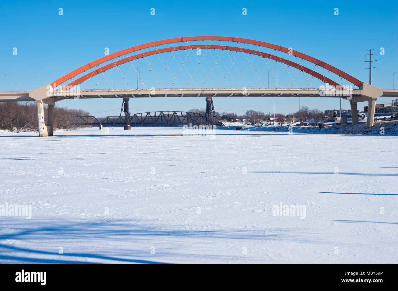 Autostrada più recente 61 vincolato a ponte di arco e i vecchi il sollevamento verticale rail bridge spanning congelati del fiume Mississippi in Hastings minnesota Foto Stock