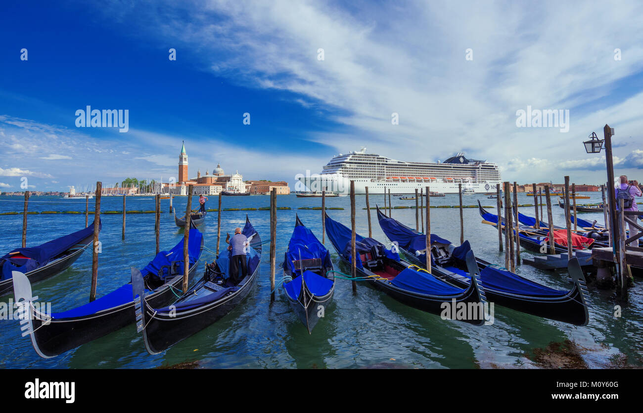 Gigantesca nave da crociera all'interno della laguna veneziana. Un grosso problema per la salvaguardia di Venezia ambiente fragile e città patrimonio storico Foto Stock