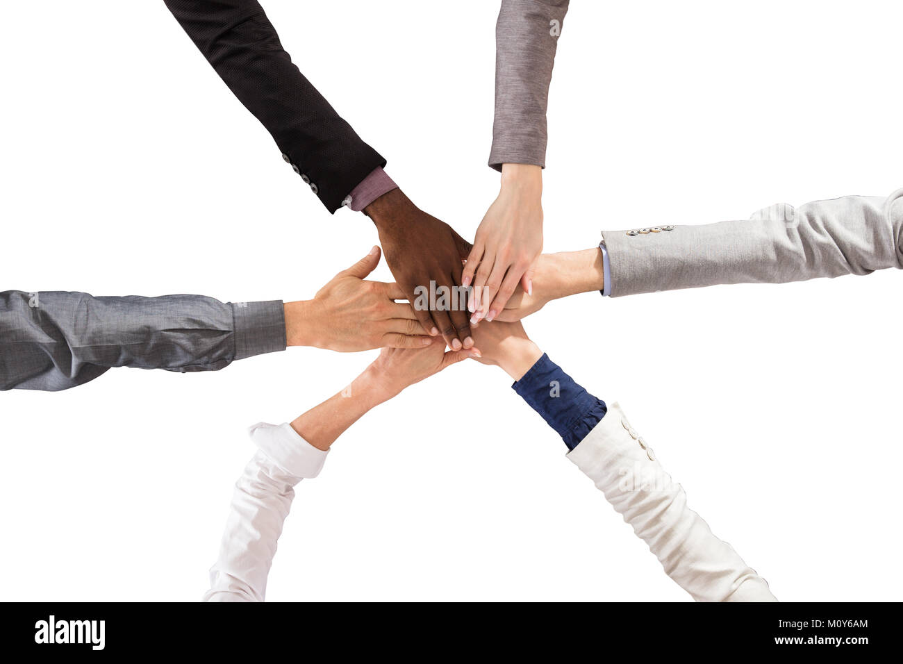 Gruppo di multi etnico persone Business Mani di impilamento contro uno sfondo bianco Foto Stock