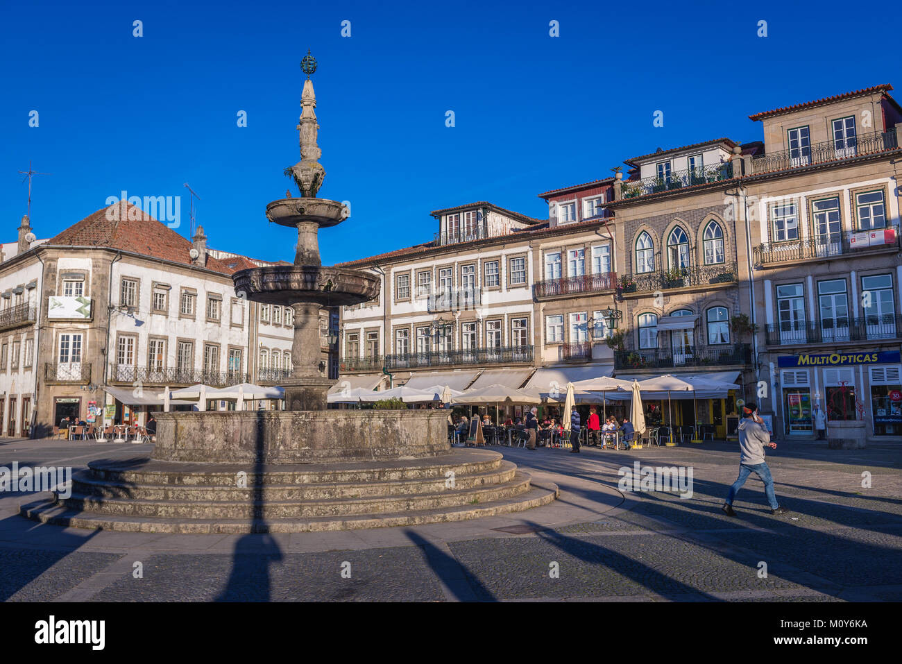 Fontana di nobile date dal 1603 a Camoes Piazza di Ponte de Lima città, parte del distretto di Viana do Castelo, Norte regione del Portogallo Foto Stock