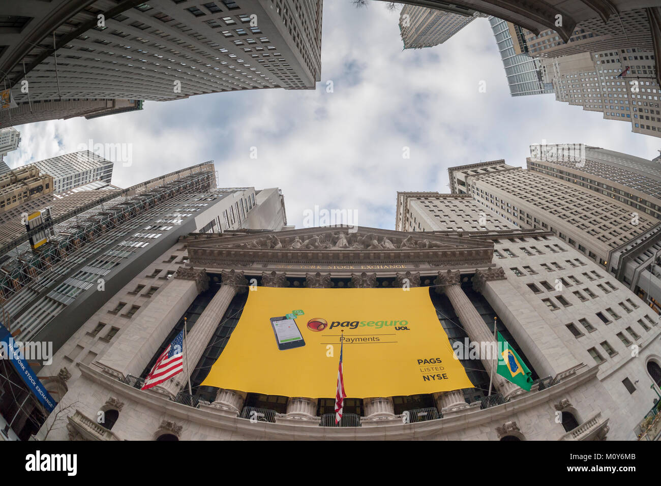 La Borsa di New York decorato per il primo giorno di negoziazione dell'Offerta pubblica iniziale per il brasiliano della ditta fintech PagSeguro Digital Ltd. Mercoledì, 24 gennaio 2018. PagSeguro opera mobile di un sistema di e-commerce in Brasile che trattano con i venditori dal micro al di medie dimensioni e il loro collegamento con i clienti. (© Richard B. Levine) Foto Stock