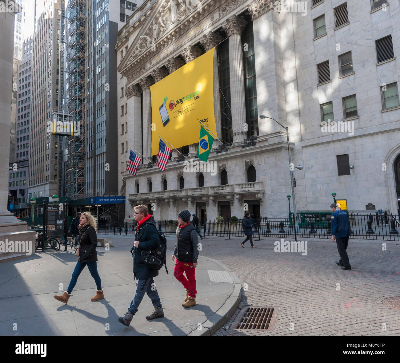 La Borsa di New York decorato per il primo giorno di negoziazione dell'Offerta pubblica iniziale per il brasiliano della ditta fintech PagSeguro Digital Ltd. Mercoledì, 24 gennaio 2018. PagSeguro opera mobile di un sistema di e-commerce in Brasile che trattano con i venditori dal micro al di medie dimensioni e il loro collegamento con i clienti. (© Richard B. Levine) Foto Stock