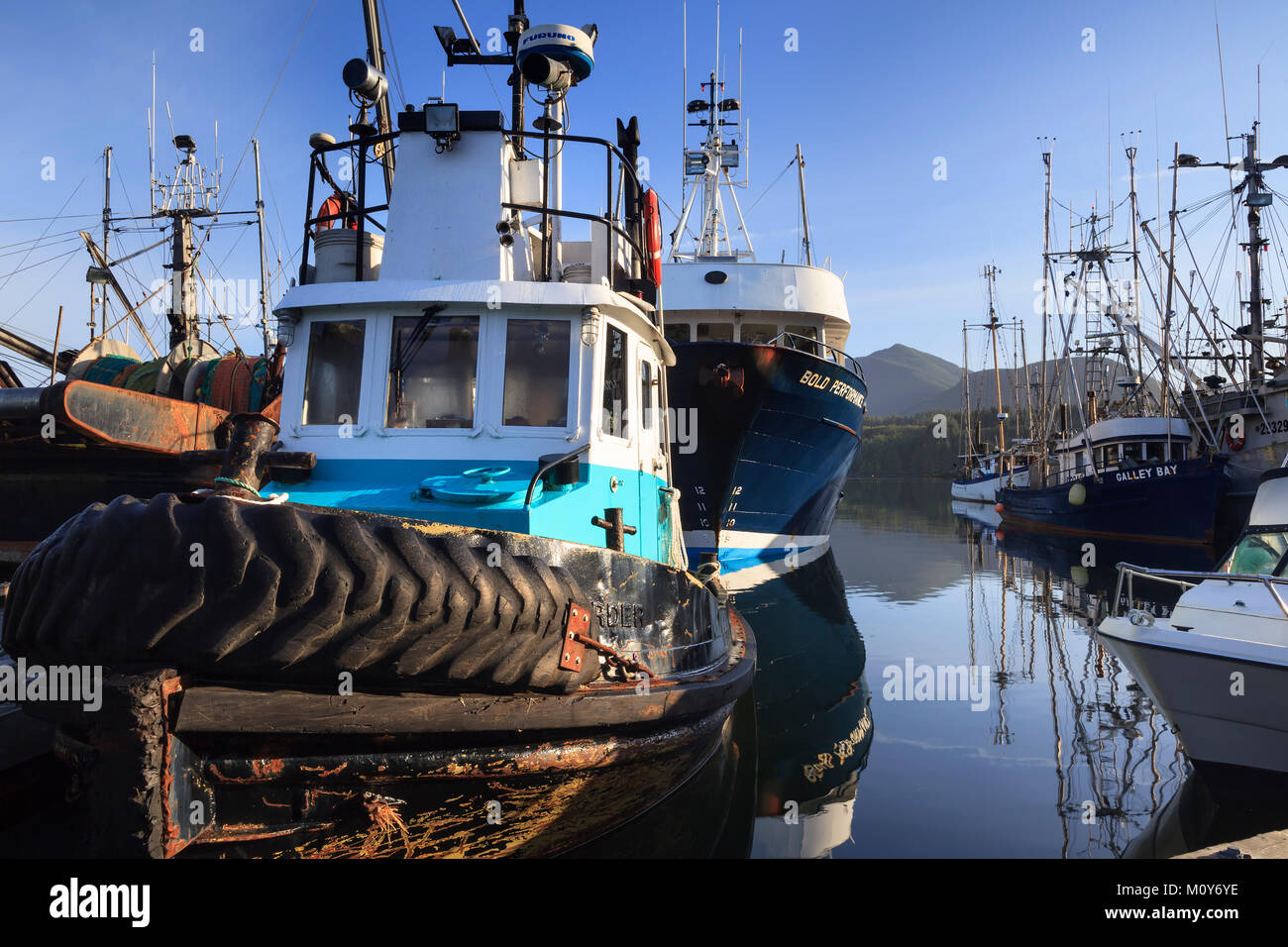 Rimorchiatore e barche da pesca Ucluelet Harbour, l'isola di Vancouver, British Columbia, Canada. Foto Stock