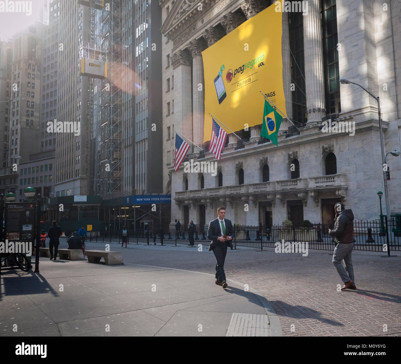 La Borsa di New York decorato per il primo giorno di negoziazione dell'Offerta pubblica iniziale per il brasiliano della ditta fintech PagSeguro Digital Ltd. Mercoledì, 24 gennaio 2018. PagSeguro opera mobile di un sistema di e-commerce in Brasile che trattano con i venditori dal micro al di medie dimensioni e il loro collegamento con i clienti. (© Richard B. Levine) Foto Stock