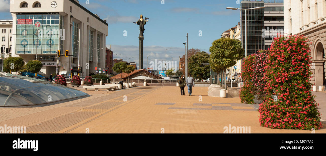 SOFIA, BULGARIA - Ottobre 09, 2017: Monumento a Santa Sofia su piazza Indipendenza, costruire in 2000 anno. Foto Stock