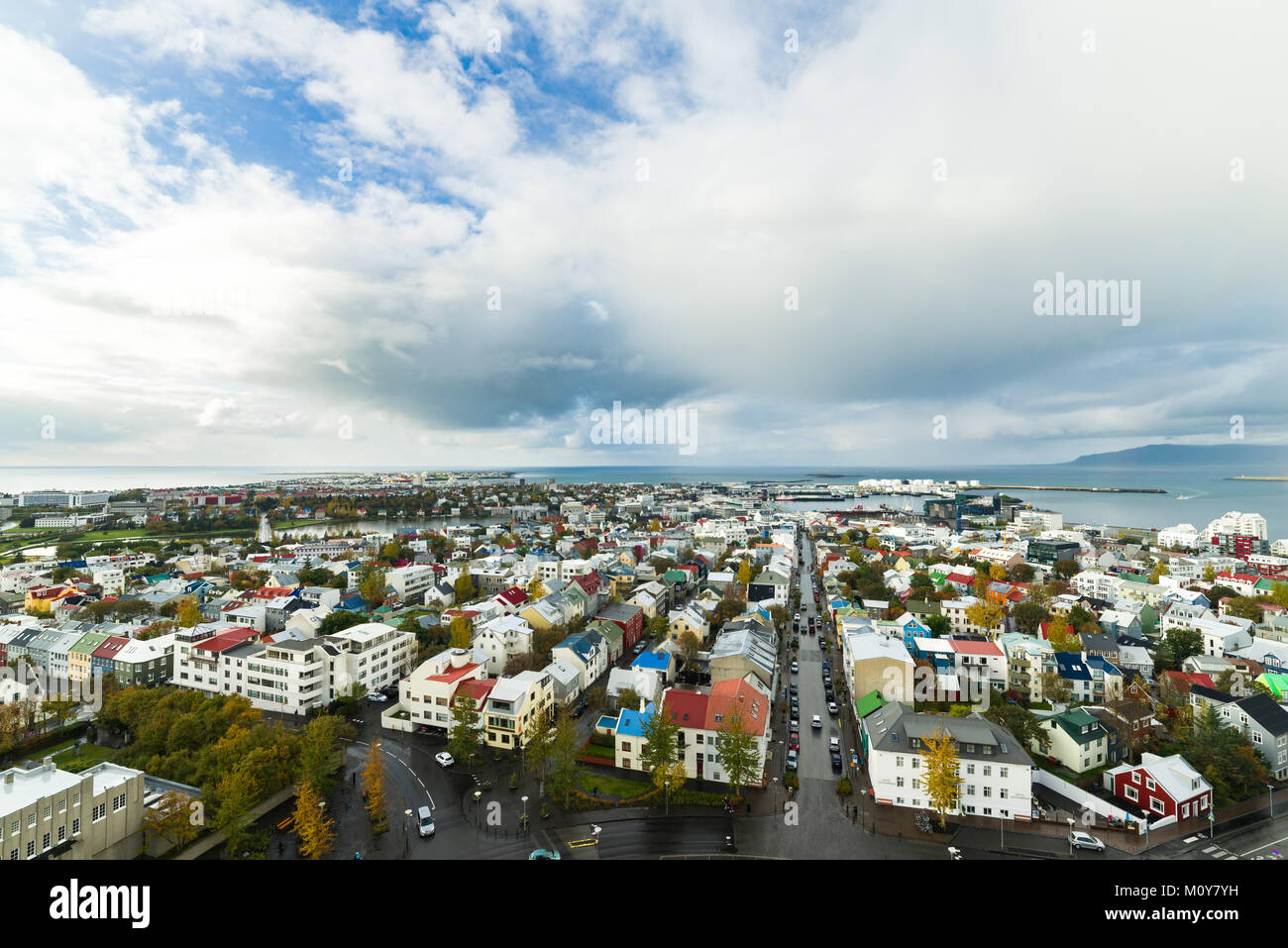 La città di Reykjavik visto dalla parte superiore della Hallgrimskirkja cattedrale con le nuvole in background in autunno, Islanda Foto Stock