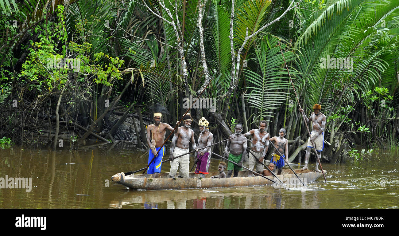 Canoa cerimonia di guerra di Asmat persone. Cacciatori di teste di una tribù di Asmat . Nuova Guinea isola, Foto Stock