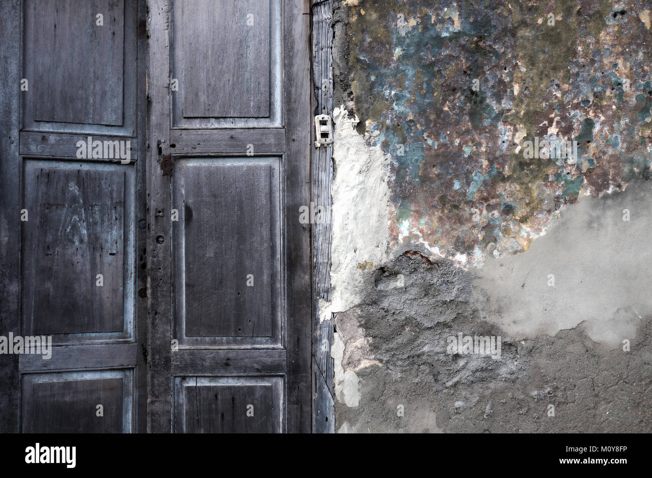 Colorato mal tenuto vecchio edificio porte in Trinidad, Cuba Foto Stock