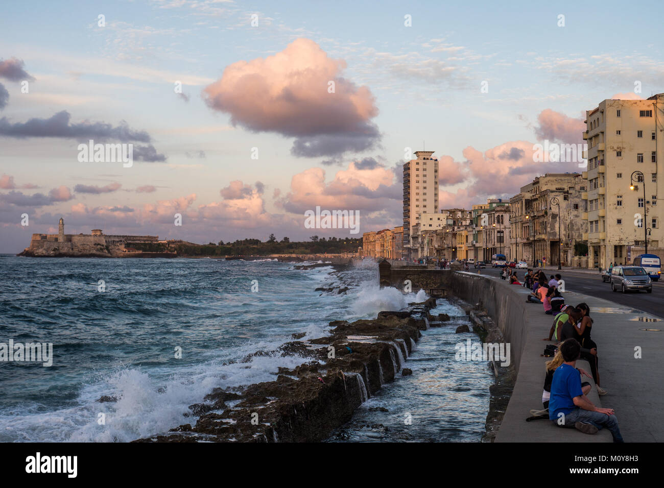 El Malecon tramonto a l'Avana, Cuba Foto Stock