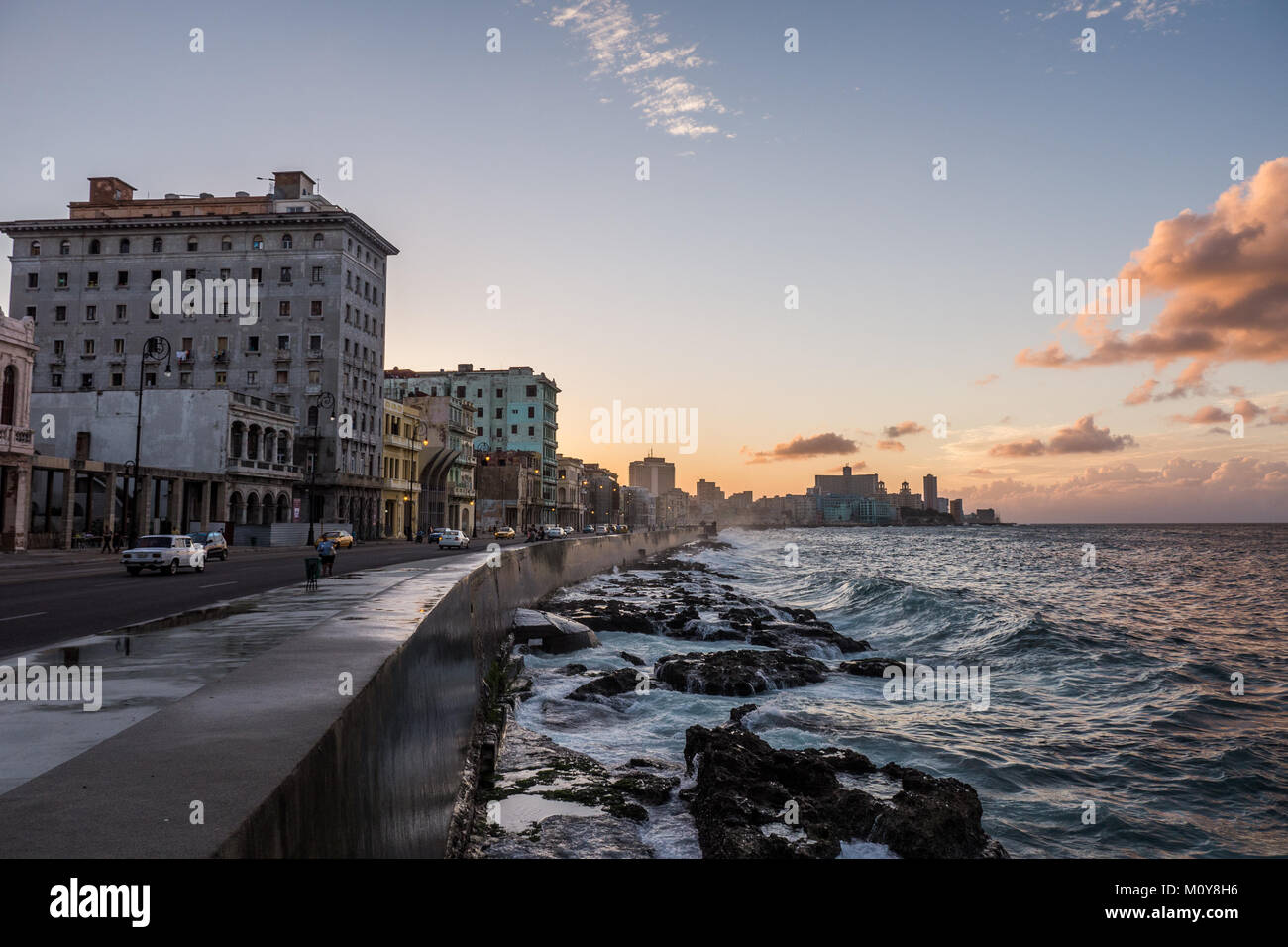 El Malecon tramonto a l'Avana, Cuba Foto Stock