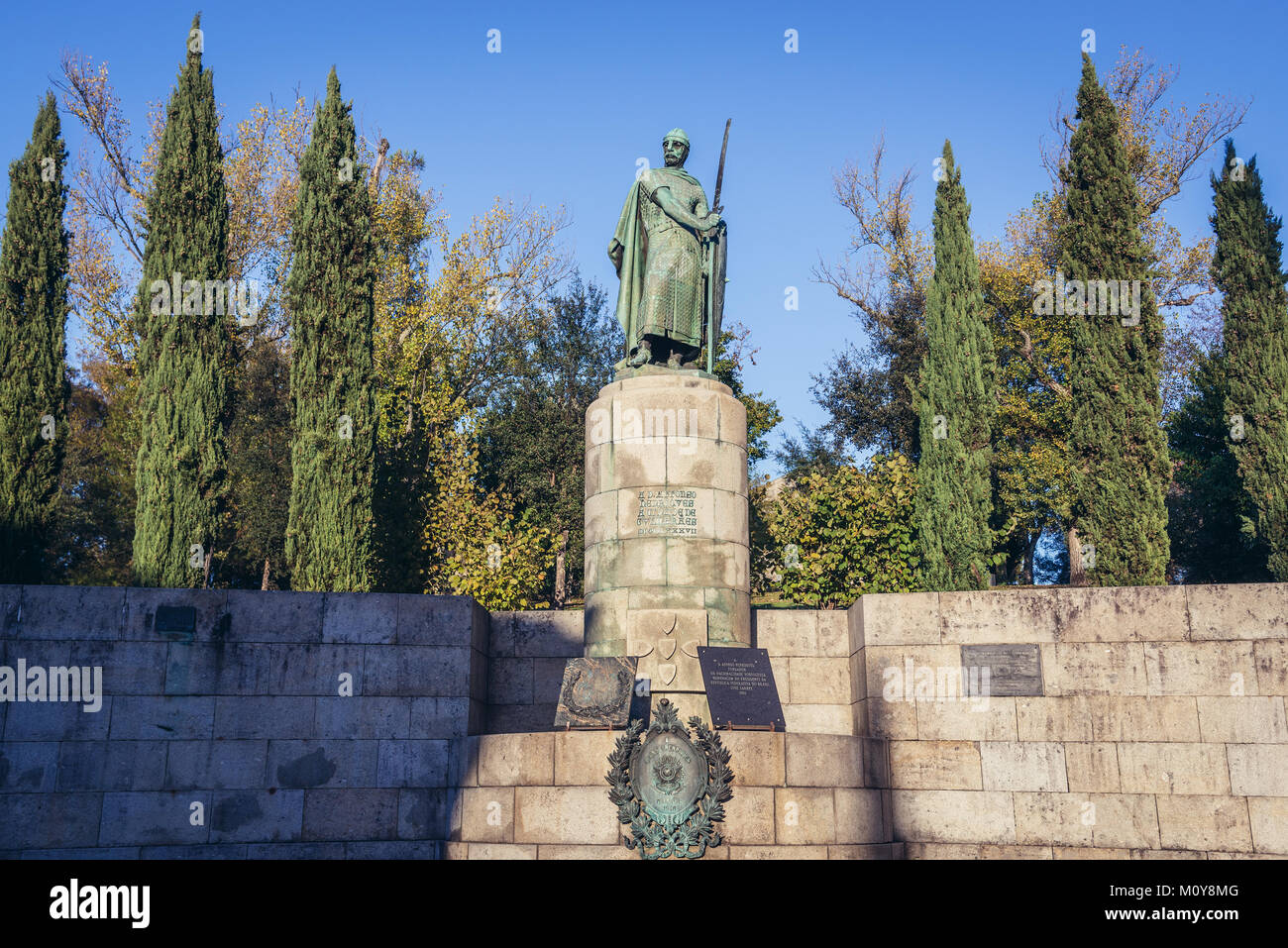 Statua di Afonso I del Portogallo, noto come 'Il conquistatore' nella parte anteriore del Palazzo dei Duchi di Braganza in Guimaraes città nella provincia del Minho, Portogallo Foto Stock