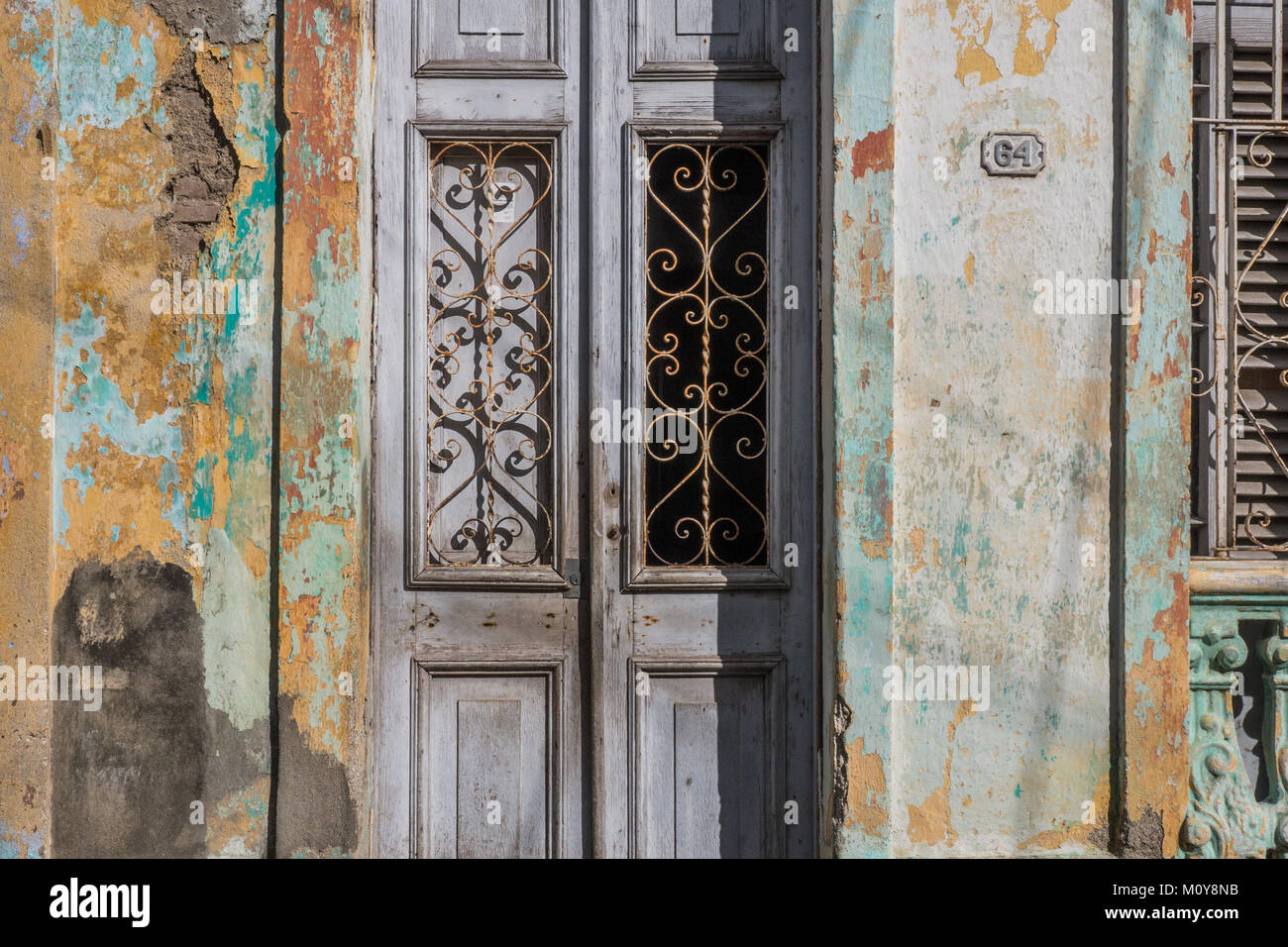 Vecchio verde, marrone porte, edifici e strade in Santa Clara, Cuba.RW2 Foto Stock